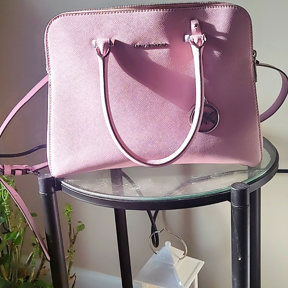 Michael kors purse in very good condition. Lilac color. Size 12 x 9